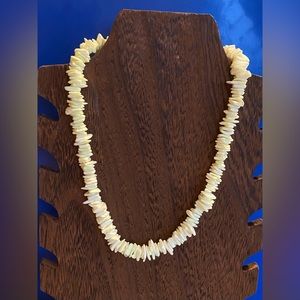 Shell chip necklace pale yellow 18” chunky